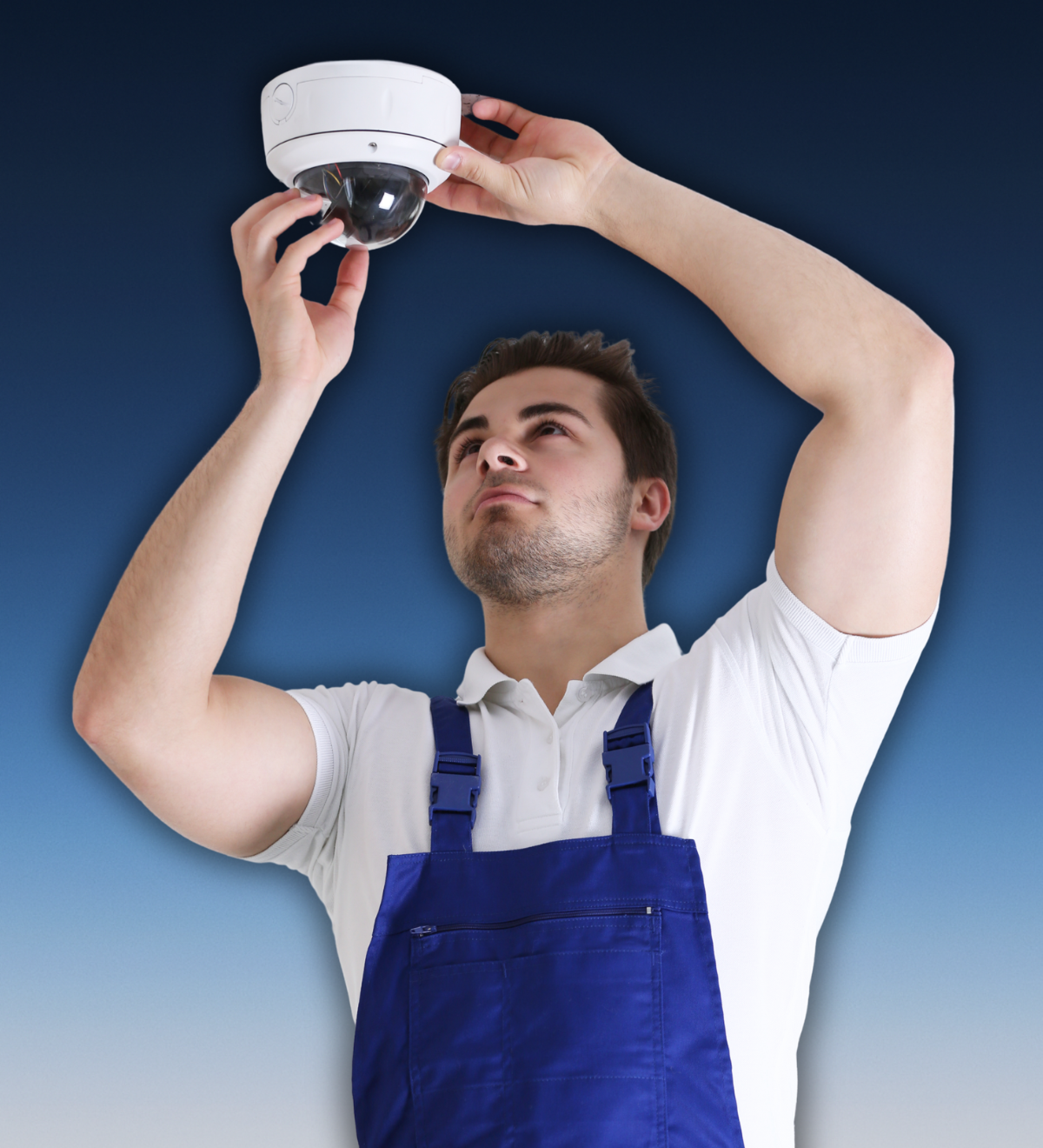 Technik Safety tech instaluje bezpečnostní kameru
